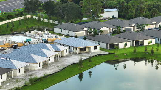 佛罗里达州郊区开发区新住宅建设准备就绪