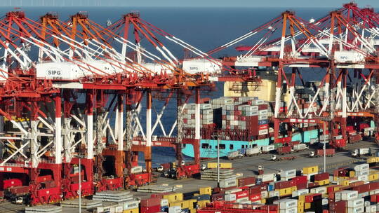 繁忙的商业港口-上海洋山港