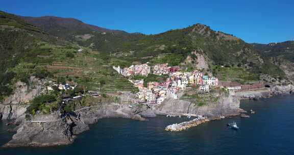 空中俯瞰意大利沿海小镇马纳罗拉，五渔村