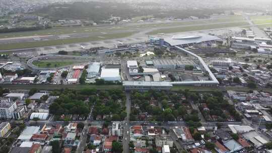 城市边缘累西腓国际机场的俯瞰照片。
巴西累西腓/Drone4k
埃