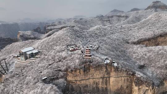 航拍焦作云台山峰林峡山脉冬季雾凇雪景视频素材模板下载