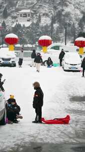 冬天下雪天道路上滑雪玩耍的人们