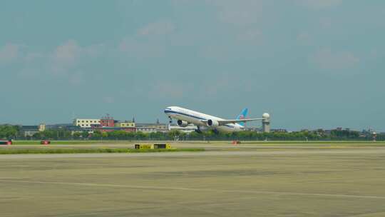 南航波音777起飞划过天空起飞