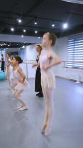 女学生跳芭蕾舞课，垂直视频
