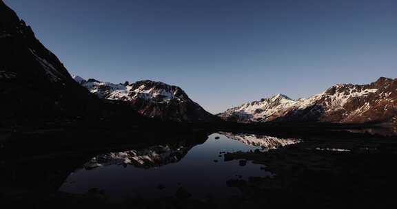 日落时分的雪山和湖泊