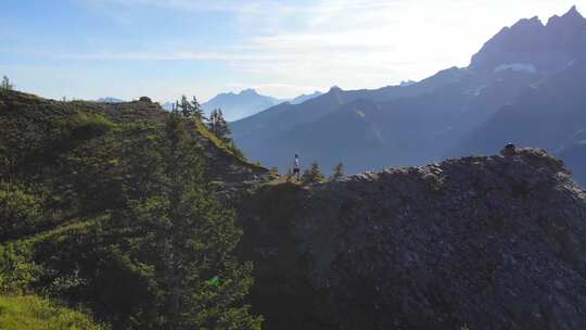 一名男子徒步登山的无人机镜头