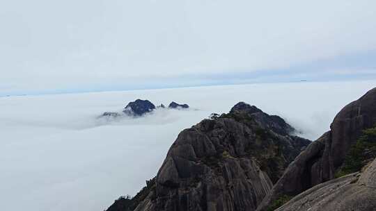 黄山云海缭绕的山峦景色