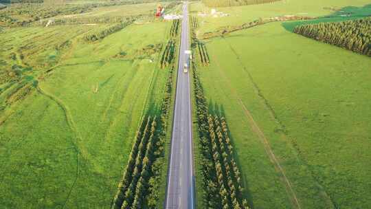 【航拍】草原天路  草原公路上行驶的汽车