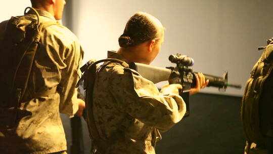 美国模拟在战场上发射武器视频素材模板下载