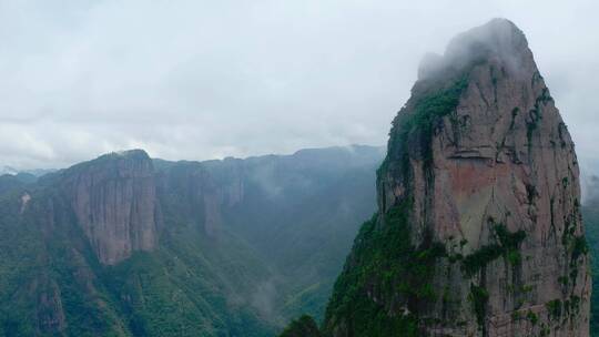 云海中的山峰