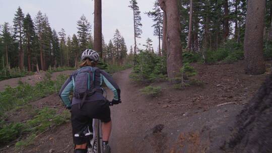 骑行者在山路上骑自行车视频素材模板下载