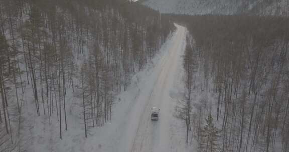 冬季雪原房车自驾航拍