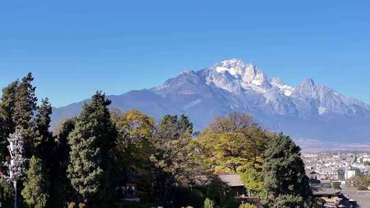 航拍云南丽江古城玉龙雪山视频素材模板下载