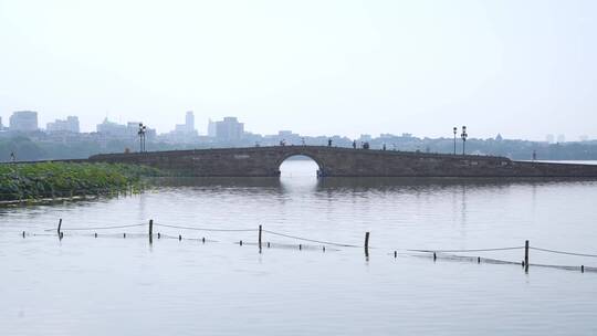 杭州西湖白堤著名景点断桥残雪忙碌的游客