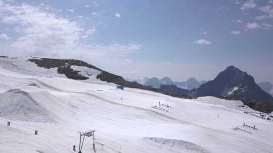 夏季用无人机拍摄的Deux Alpes滑雪场。拍摄于4KProRes