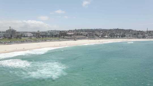 大流行期间白天邦迪海滩全景-澳大利亚新南威尔士州受欢迎的海滩。-天线