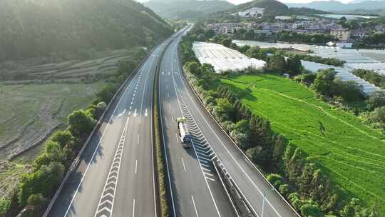 高速公路上行驶的货车运输乡村公路航拍