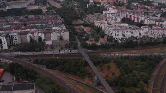 城市建筑，铁轨，火车，桥梁