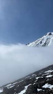 航拍特写阿尔卑斯高耸入云的雪山云雾缭绕