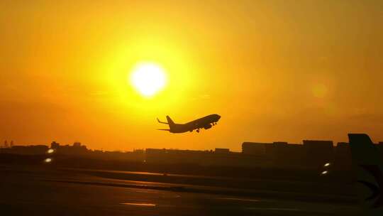 福建厦门高崎国际机场夕阳起飞的航班