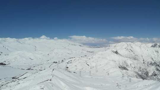 青海拉脊山蓝天白云雪山航拍视频