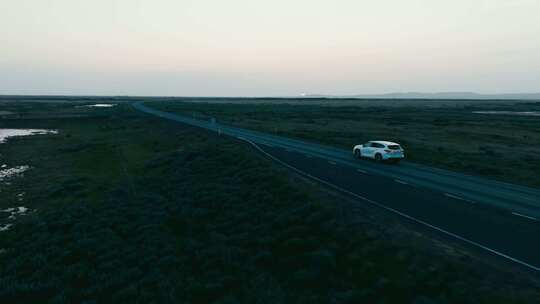 冰岛的路、鲁冰花、极昼、车行驶在冰岛
