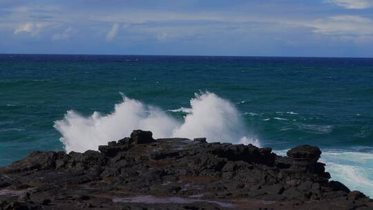 巨浪拍打着悬崖，击起巨大的浪花