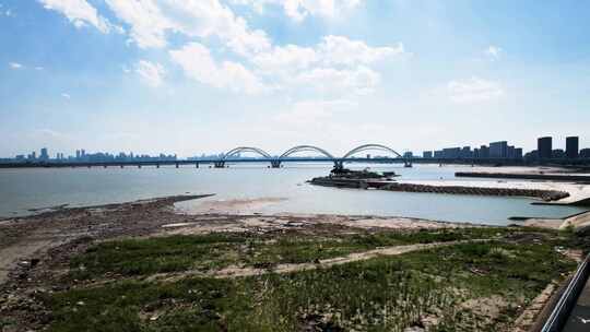 杭州钱塘江蓝天白云九堡大桥江边风景航拍视频素材模板下载