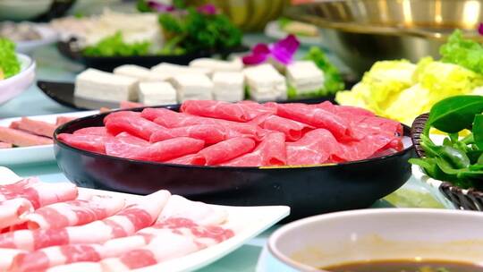 羊肉卷牛肉卷火锅涮锅满桌子菜