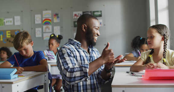 快乐的非裔美国教师学习高加索女孩如何在课堂上计数的视频