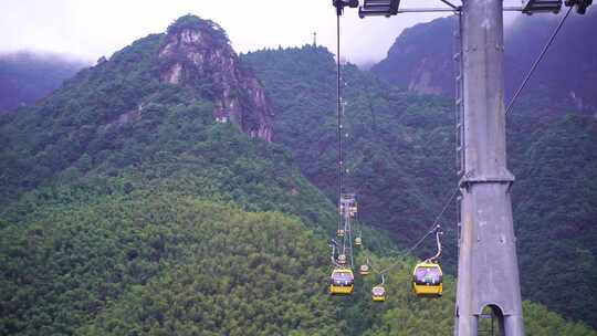 乘坐缆车景区索道观光缆车特写森林山上风景