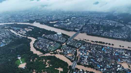 恶劣天气下洪水泛滥的桂林城区
