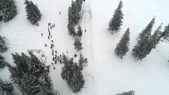航拍滑雪站_人们在练习