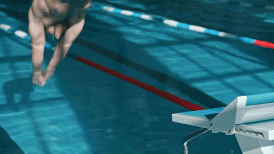 专业游泳运动员跳入水中瞬间视频素材模板下载