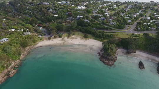 绿松石海上的海滩村无人机视图。新西兰奥尼罗亚海滩怀希克岛。视频素材模板下载