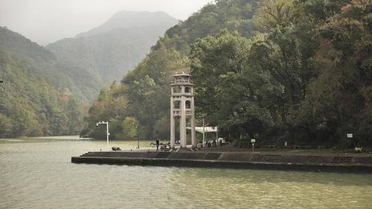 乘坐游船看到的浙江建德七里扬帆景区