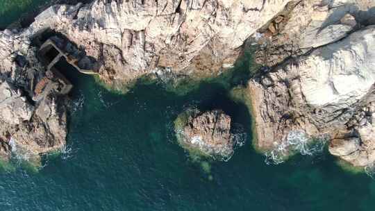 航拍大海海浪浪花拍打礁石海岛