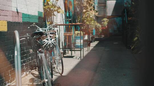 一名男子从自行车停车场取走一辆自行车_