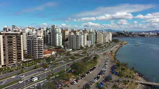 巴西弗洛里亚诺波利斯岛的热带海滩风景。旅游地标。