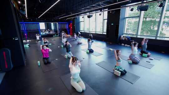健身房瑜伽放松身心减肥健身器材训练视频素材模板下载