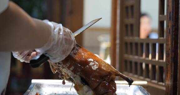 中国厨师在片北京烤鸭鸭肉