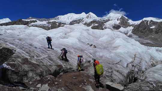 攀登四川第二高峰中山峰的登山队徒步冰塔林