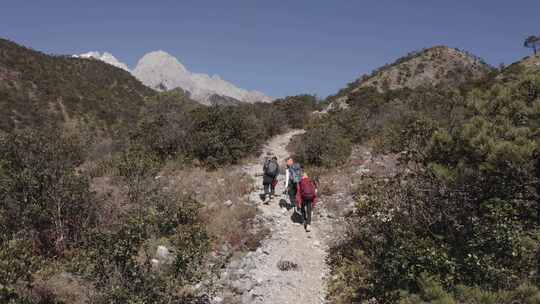 4K航拍云南丽江玉龙雪山大峡谷徒步