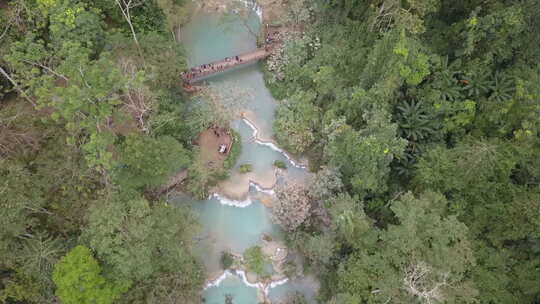 游客欣赏东南亚老挝匡寺累瀑布的美景