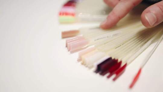 指甲油样品的人选择