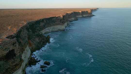 白天南澳大利亚海洋旁纳拉伯悬崖的高角度视