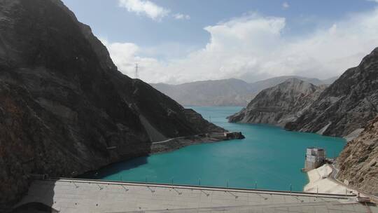 西藏喀什盘龙古道雪山湖泊风光视频素材模板下载