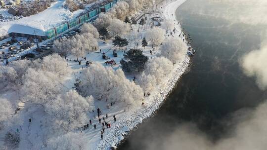 航拍吉林市松花江边的雾凇