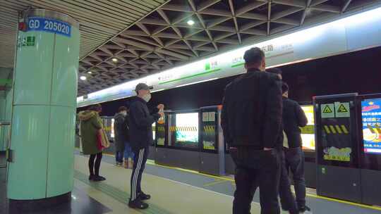 上海城市地铁乘客人流视频素材