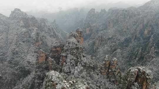 张家界武陵源袁家界云海雪景无人机航拍山峰视频素材模板下载